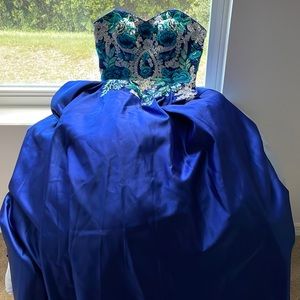 I wore this dress in my daughter’s Quinceañera party.